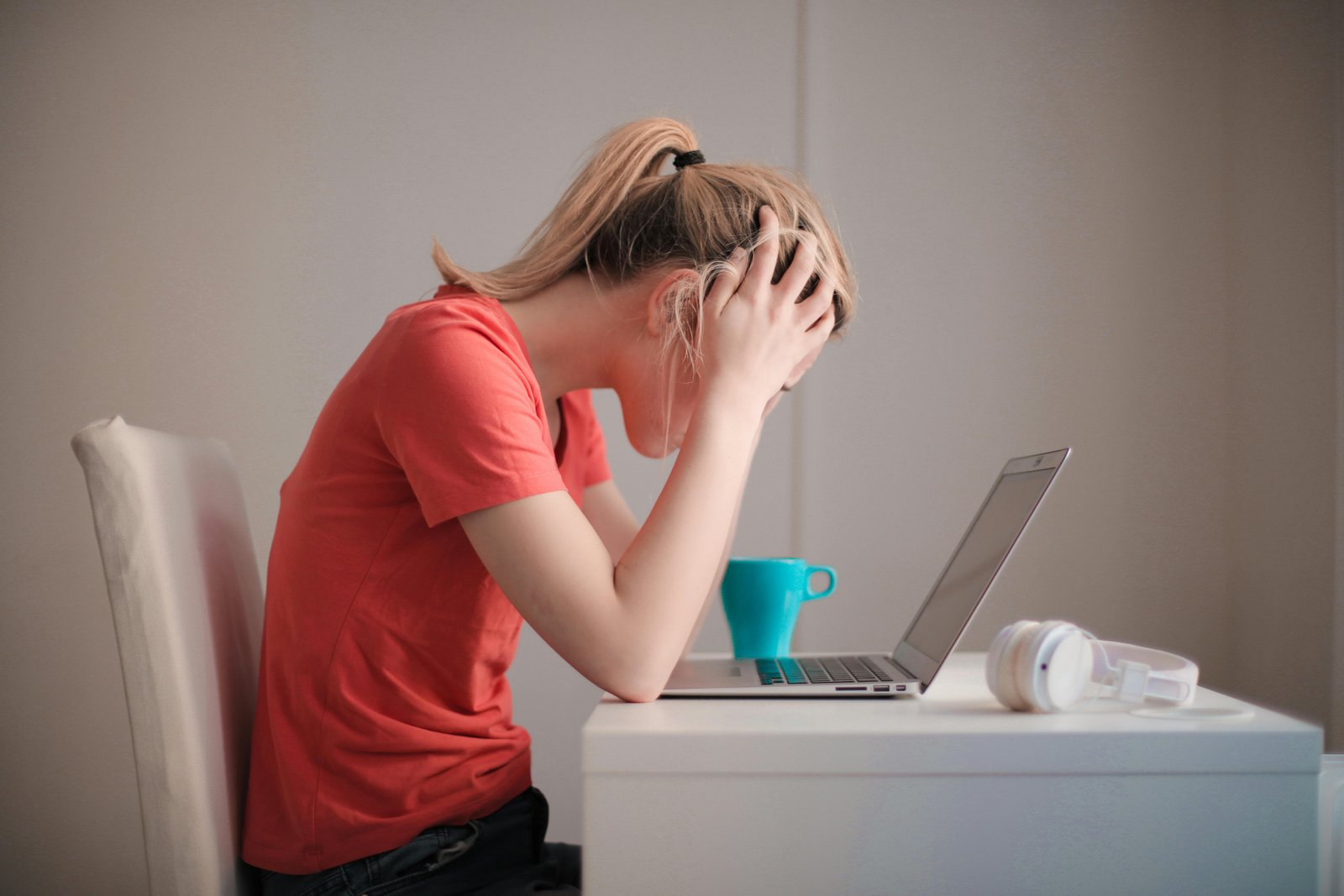 Kostenlos Frau Im Roten T Shirt, Das Ihren Laptop Betrachtet Stock-Foto